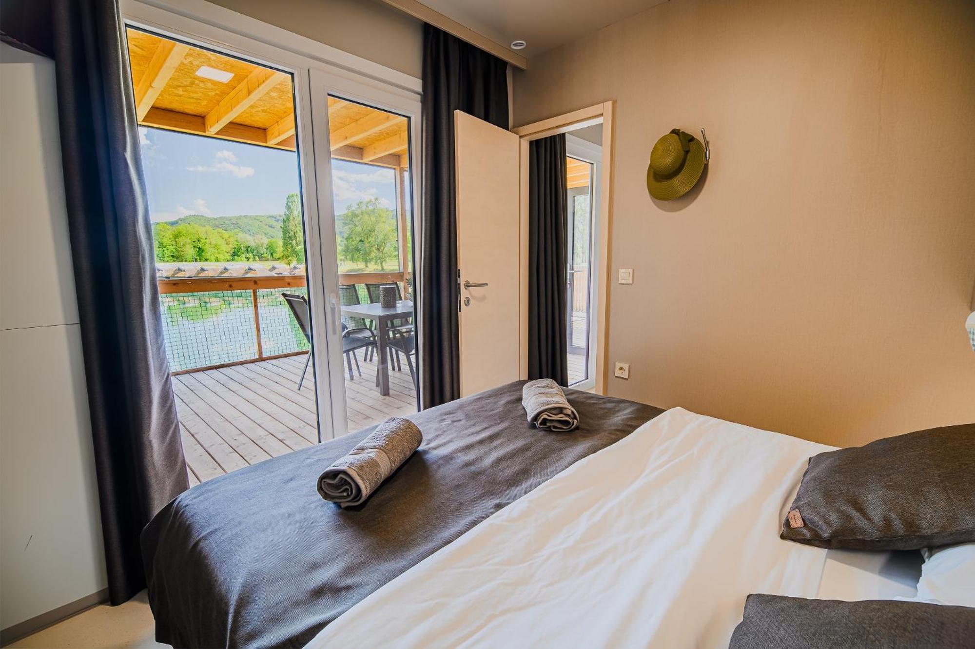 Deluxe Lake View Mobile Homes With Thermal Riviera Tickets Чатеж-об-Сави Экстерьер фото