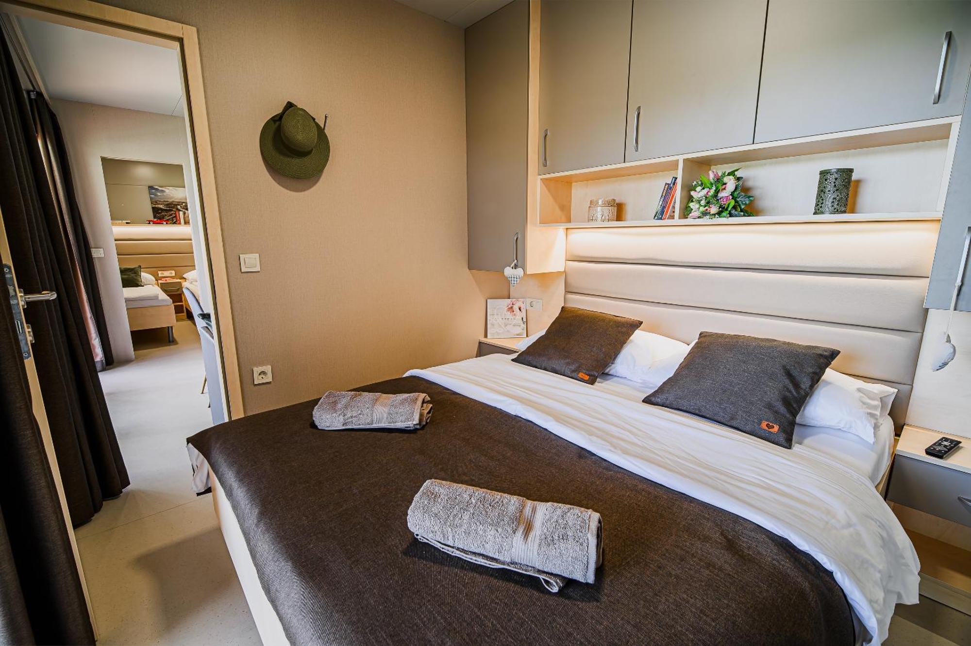 Deluxe Lake View Mobile Homes With Thermal Riviera Tickets Чатеж-об-Сави Экстерьер фото